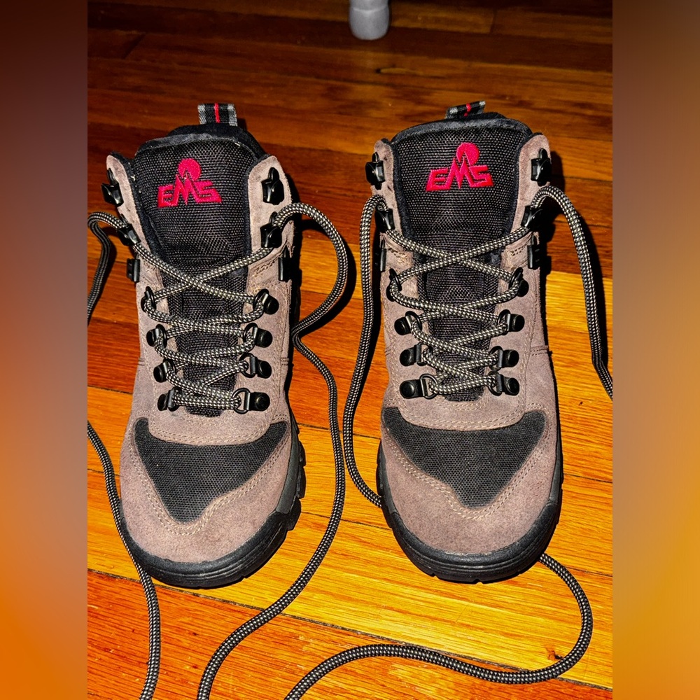 EMS Hiking Boots, size 6, like new condition⭐️